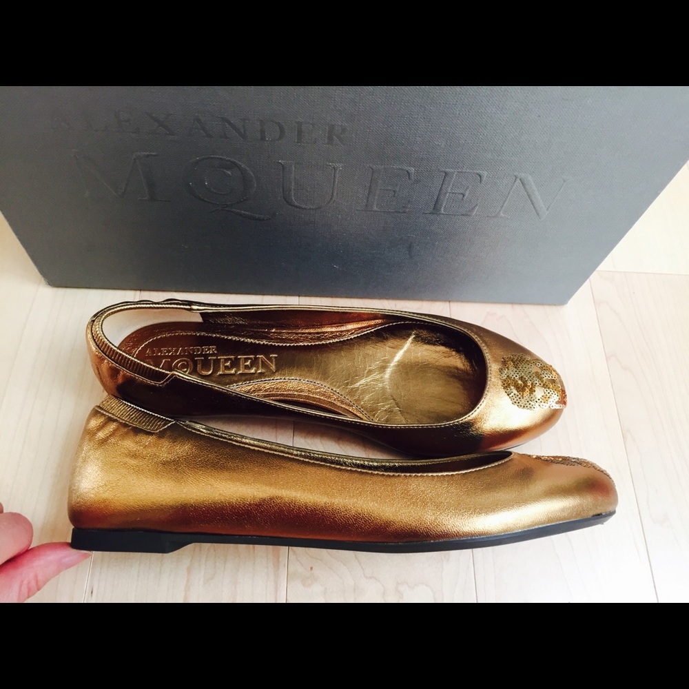 Alexander McQueen Gold Skull Round Toe Flats - Picture 2 of 3